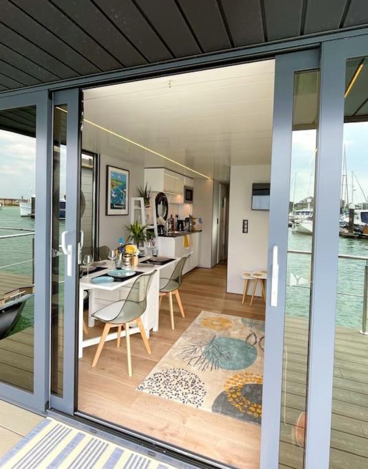 Yarmouth Waterlodge Floating Apartments 2 Buitenkant foto
